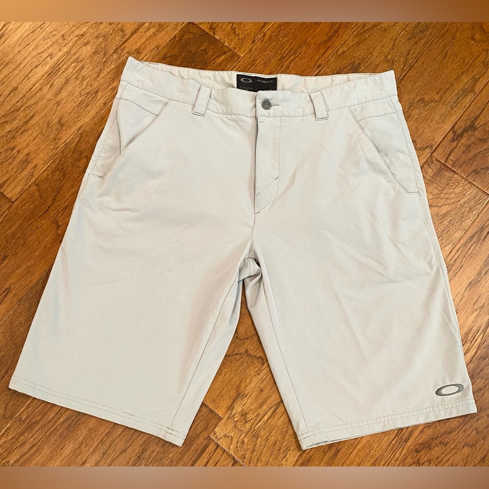 Oakley Men's Light Gray Performance Flat-Front‎ Shorts